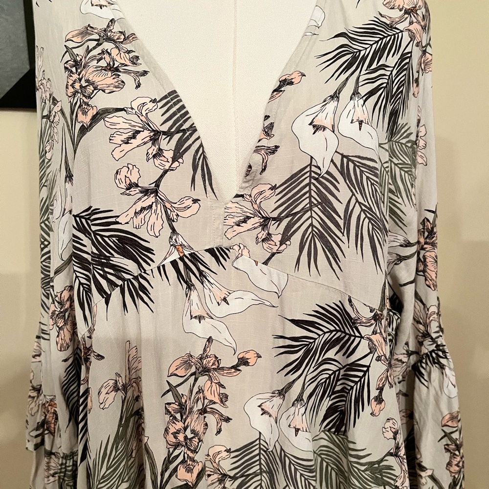 Label‎ of Love Tropical Bell Sleeve Dress - Picture 5 of 8